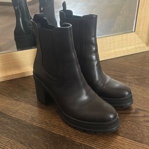 Veronica Beard black leather water repellant boots size 8M worn once!